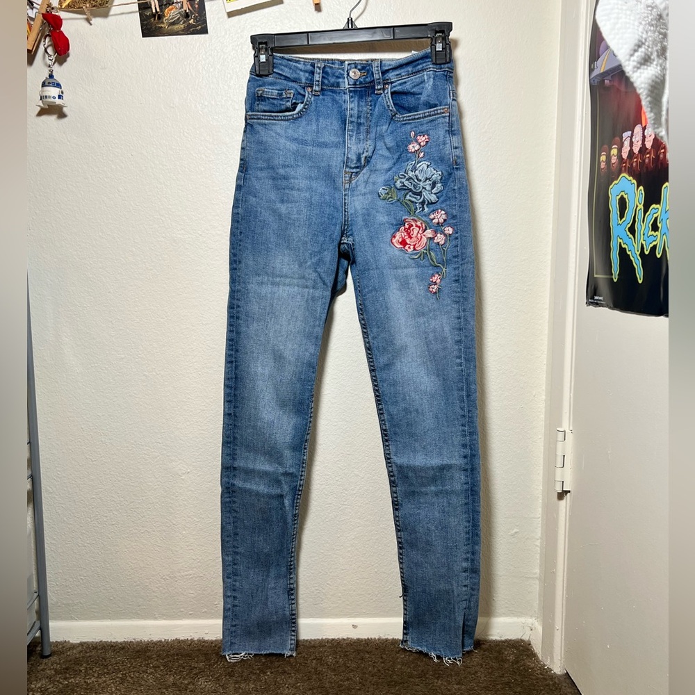 DIVIDED H&M high waisted skinny Jeans with flower Embroidery